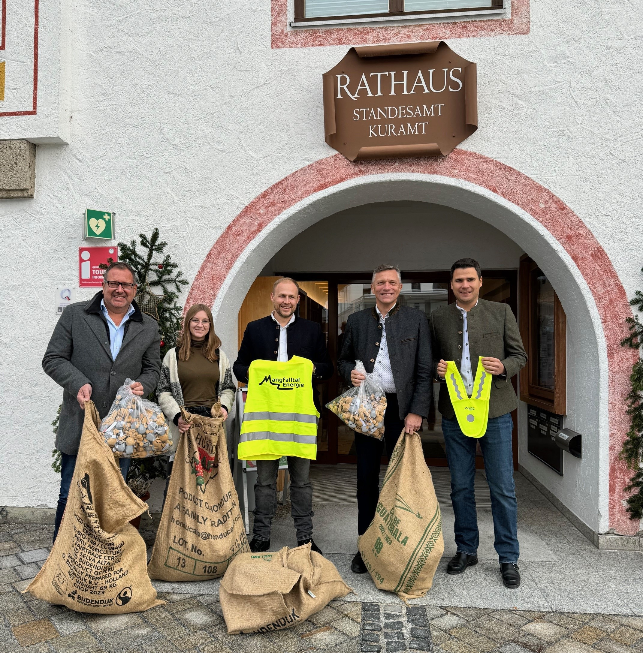 Die Mangfalltal Energie übergibt Reflektoren für Schulkinder und Warnwesten für Schülerlotsen an die Gemeinde Bad Feilnbach.