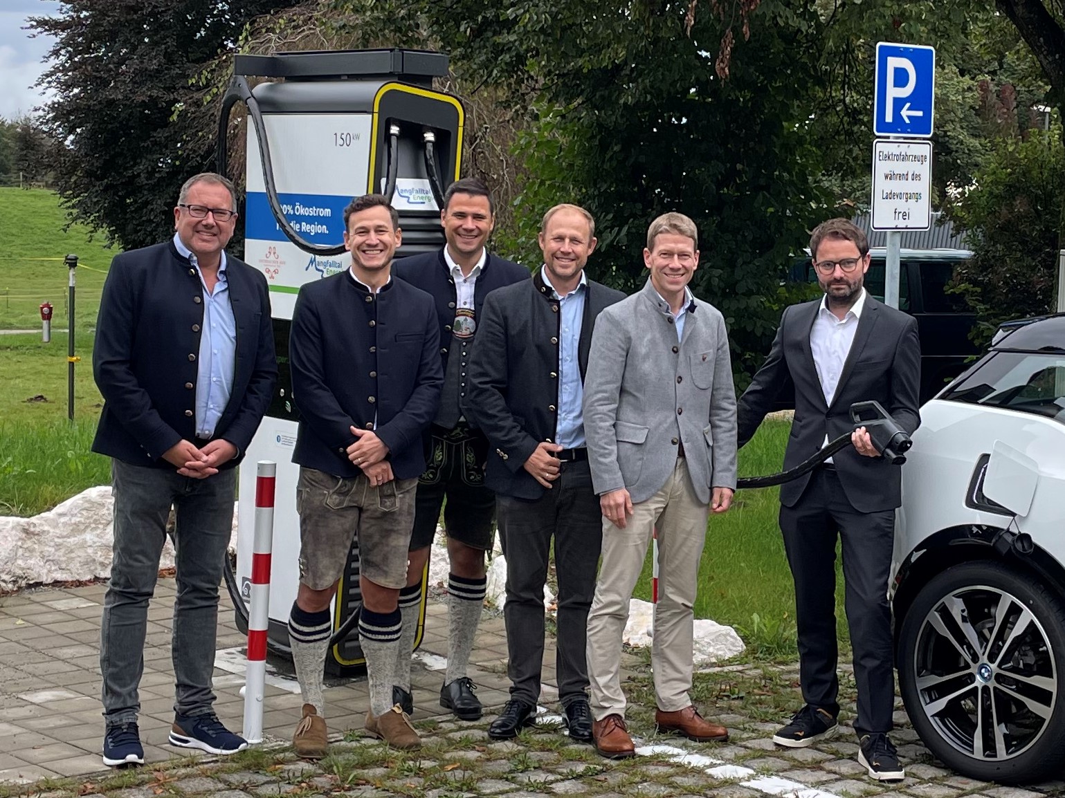 Sechs Männer bei der Eröffnung neuer Ladesäulen der Mangfalltal Energie.